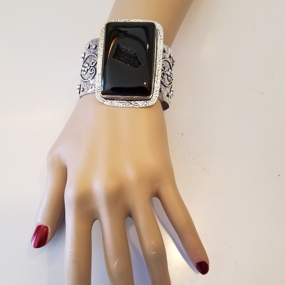 CAPTIVATING BRACELET NWOT